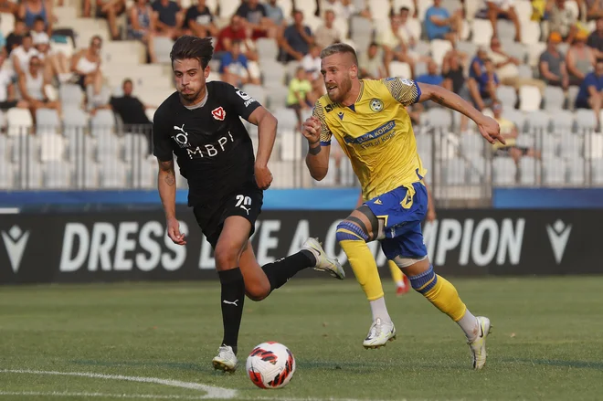 Prvi strelec Koprčanov Andrej Kotnik (desno) je spomladi dosegel en gol od treh koprskih, skupno desetega od 34 moštva v tej sezoni. FOTO: Leon Vidic/Delo
