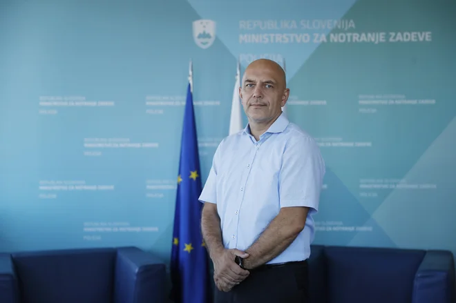 »Ko sem prevzel vodenje policije, sem trdno verjel, da je naša družba, po preizkušnjah zadnjih let, dosegla stopnjo zrelosti in razumevanja, da je potrebno policiji zagotoviti samostojnost in neodvisnost dela. Ugotavljam, da sem v tem pogledu očitno pričakoval preveč.« FOTO: Leon Vidic/Delo