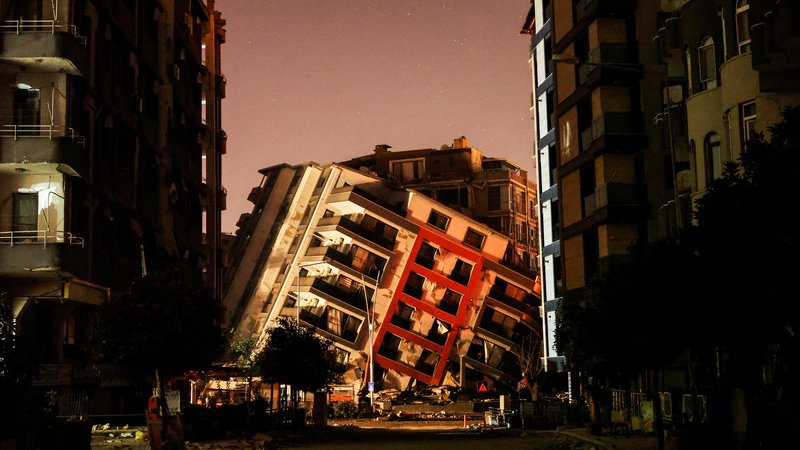 Fotografija: Potres je na turških tleh porušil več kot sto tisoč stavb. FOTO: Nir Elias/Reuters
