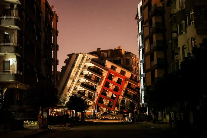 Potres je na turških tleh porušil več kot sto tisoč stavb. FOTO: Nir Elias/Reuters
