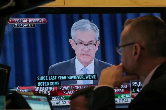 Odločitve ameriške centralne banke, ki jih običajno sporoča njen predsednik Jerome Powell, so najmočnejši dejavnik vpliva na mednarodnem trgu obeznic. FOTO: Brendan Mcdermid/Reuters