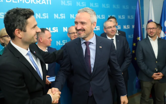 Janez Cigler Kralj je ideološko pozicioniran kot politik s konservativnimi stališči, Jernej Vrtovec pa je poslovno bolj pragmatičen ter bliže vplivnim članom stranke. FOTO:&nbsp;Blaž Samec/Delo

