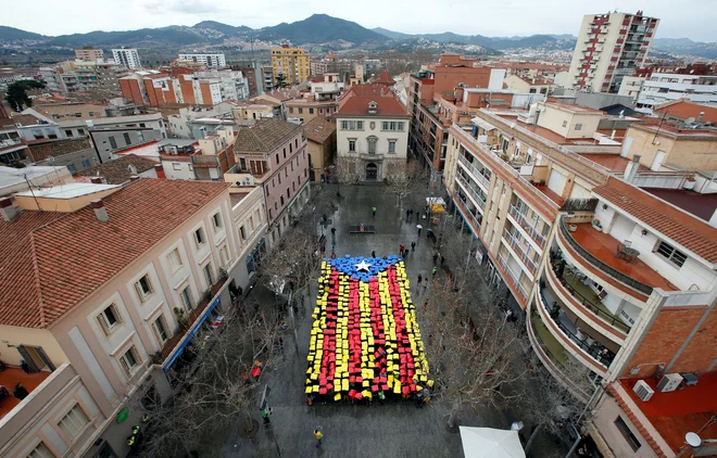 Februar 2014 v Barceloni, ko so se v Kataloniji že pripravljali na nezavezujoče glasovanje o neodvisnosti, ki so ga organizirali 9. novembra istega leta. FOTO:&nbsp;Albert Gea/Reuters
