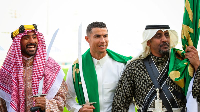 Fotografija: Cristiano Ronaldo se je hitro navzel arabskih navad. FOTO: Reuters
