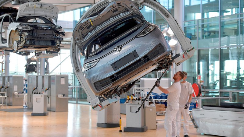 Fotografija: Po začetni tehnološki superiornosti, ki je ameriški Tesli prinesla tržno prevlado, je primat v prodanih količinah v Evropi prevzel koncern Volkswagen. Foto Matthias Rietschel/Reuters
