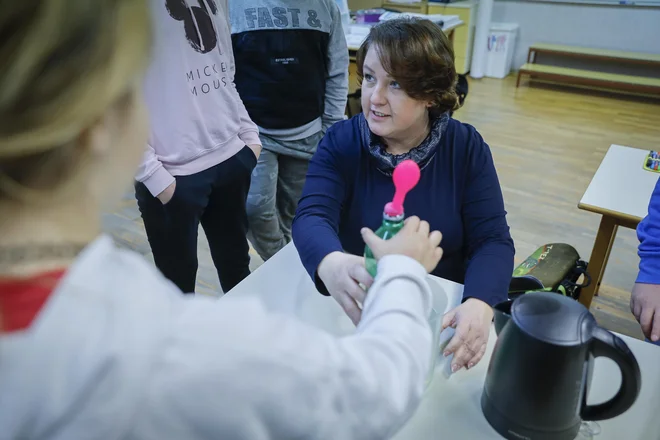 Ne glede na to, v kakšnem razredu je poučevala, si vedno prizadeva, da je pristna. FOTO: Jože Suhadolnik/Delo
