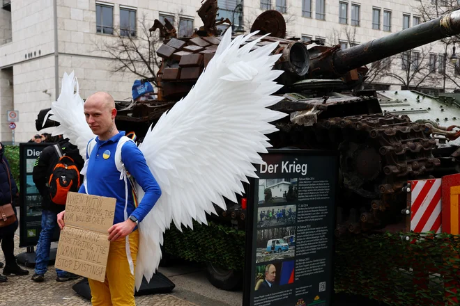 Ruski tank, uničen pred slabim letom dni v okolici Kijeva, je postal eksponat. FOTO: Fabrizio Bensch/Reuters
