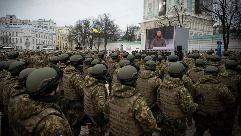 Fotografija: Ukrajinski predsednik Volodimir Zelenski je imel ob obletnici govor v kijevski katedrali Svete Sofije, kjer je vojakom podelil medalje za služenje. Foto Handout Afp
