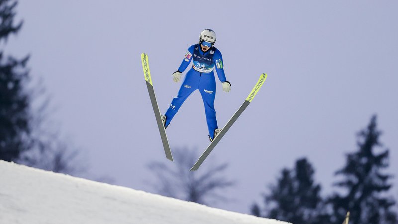 Fotografija: Nika Križnar bo skakala na ekipni tekmi. FOTO: Matej Družnik
