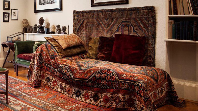 Fotografija: Znameniti kavč je v muzeju v Londonu, kjer je slavni psihoanalitik živel zadnje leto svojega življenja. FOTO: Freud Museum, London
