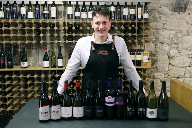 Večer izbranih slovenskih pinotov si je zamislil Oskar Bičič, sommelier in vodja strežbe ljubljanske Grajske vinoteke. FOTO: Blaž Samec
