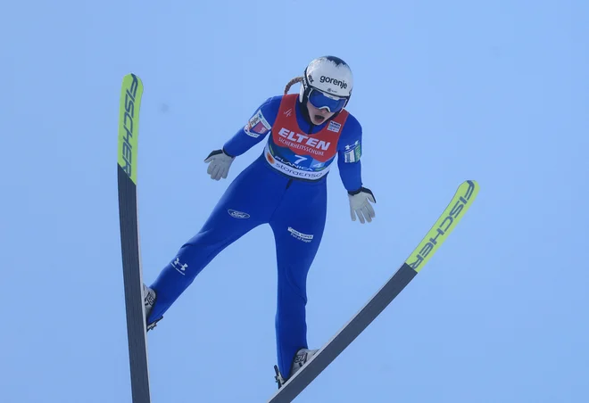 Nika Križnar je v prvi seriji ekipne tekme odlično skočila. FOTO: Borut Živulović/Reuters
