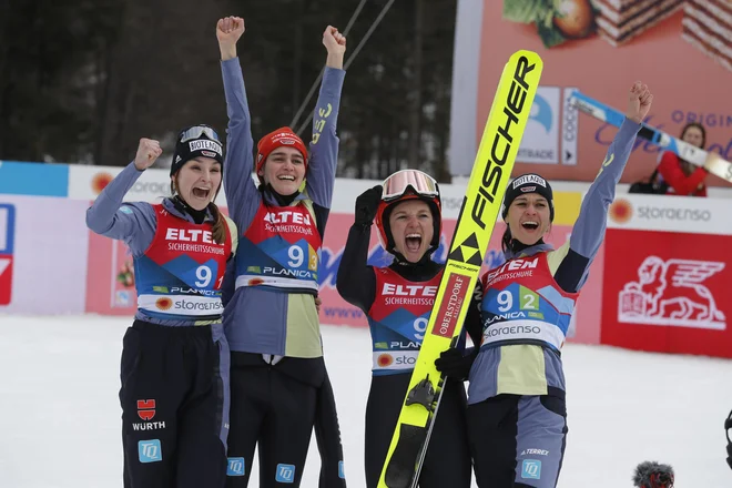 Veselje zlatih nemških orlic. FOTO: Matej Družnik
