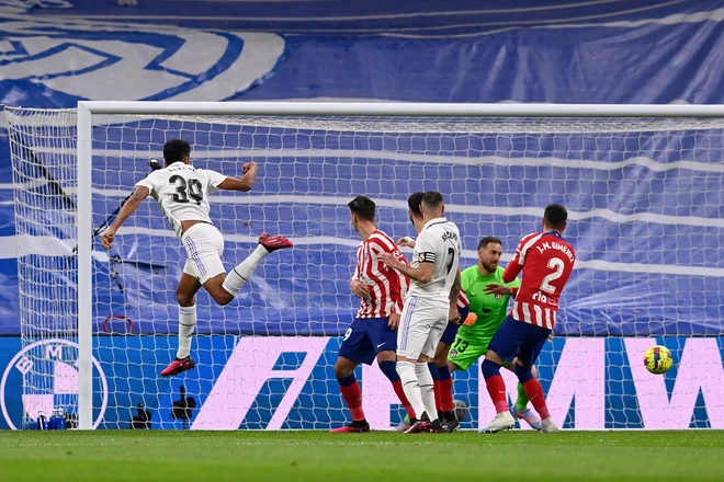 Takole je Realov 18-letni urugvajski napadalec Alvaro Rodriguez matiral Jana Oblaka za končnih 1:1.&nbsp;FOTO: Oscar Del Pozo/AFP
