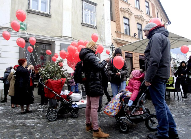 Z rdečimi baloni proti predsodkom o obolelih z redkimi boleznimi. FOTO: Roman Šipić/Delo
