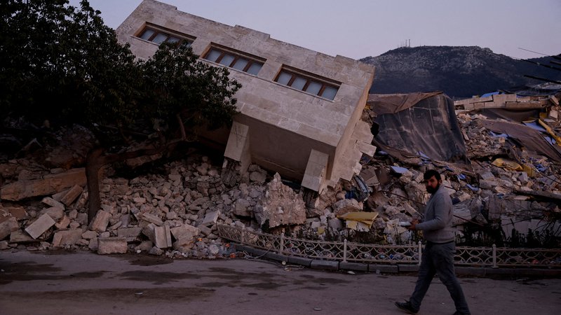 Fotografija: Porušena stavba v Hatayu. FOTO: Clodagh Kilcoyne/Reuters
