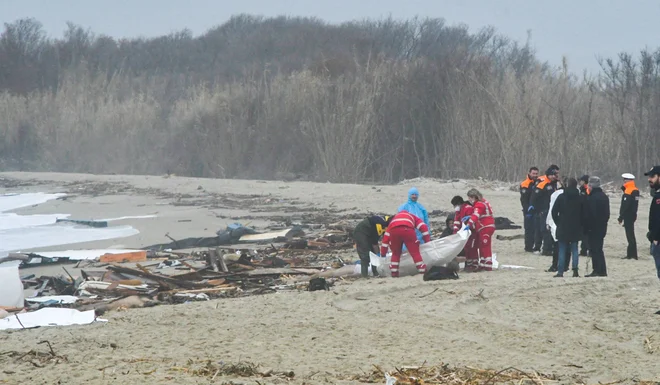 Plovilo naj bi potonilo zaradi preobremenjenosti. FOTO:&nbsp;Stringer/Afp
