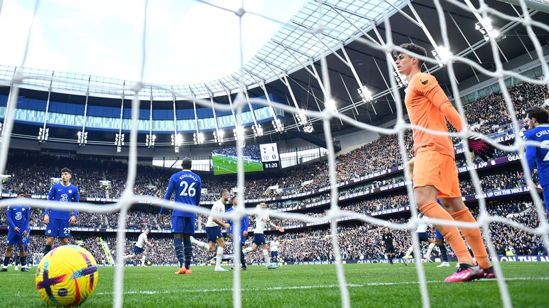 Fotografija: Chelseajev vratar Kepa Arrizabalaga po zadetku kapetana Tottenhama Harryja Kana. FOTO: Dylan Martinez/Reuters
