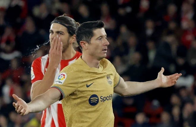 Poljak Robert Lewandowski ni našel poti skozi obrambo Almerie, na fotografiji levo njen srbski branilec Srđan Babić.&nbsp;FOTO: Jon Nazca/Reuters
