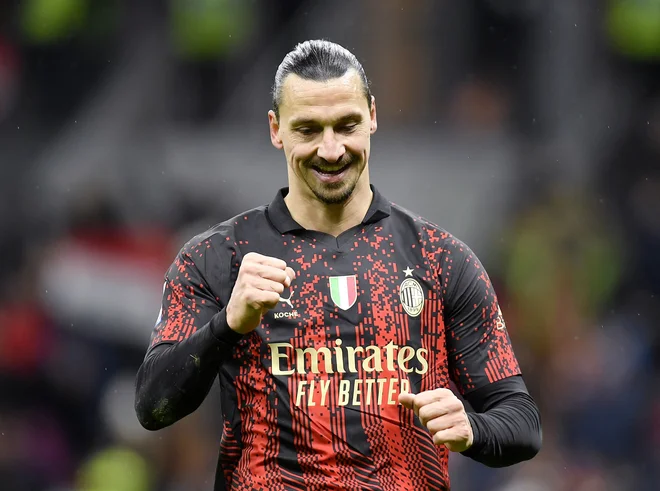 Zlatan Ibrahimović proslavlja po zadetku&nbsp;Juniorja Messiasa za končnih 2:0. To je bil njegov prvi nastop v sezoni 2022/23, na klopi je sicer sedel že na zadnjih dveh tekmah Milana v serie A.&nbsp;FOTO: Daniele Mascolo/Reuters
