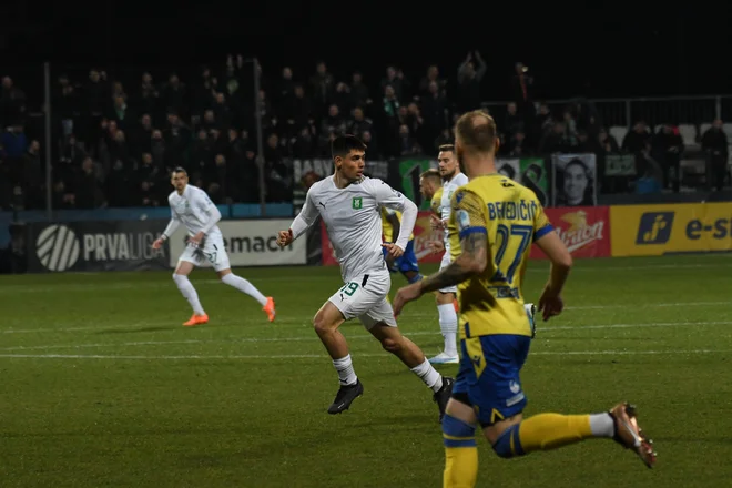 Obetavni Svit Sešlar je bil v derbiju na Bonifiki v jesenski formi in najboiljši posameznik. FOTO: Aleksander Golob/areafoto.si
