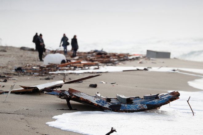Razbitine plovila je naplavilo na obalo. FOTO: Remo Casilli/Reuters
