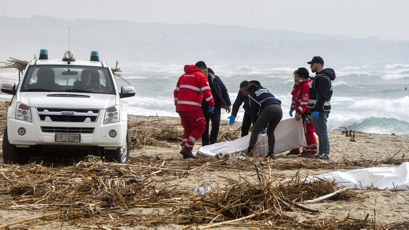 Fotografija: Reševalci še vedno iščejo preživele in trupla. FOTO: Stringer/Reuters
