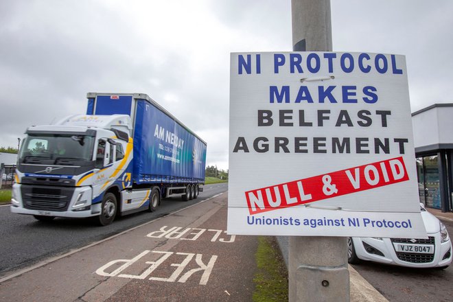 Zaradi sporov glede protokola, ki mu v sedanji obliki nasprotuje znaten delež tamkajšnje probritanske skupnost, je Severna Irska že leto dni brez delujoče izvršne oblasti. Foto: Paul Faith/Afp
