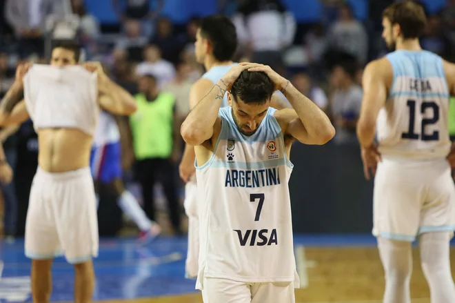 Argentinski zvezdnik Facundo Campazzo se je držal za glavo po porazu z Dominikansko republiko v Maru del Plati. FOTO:&nbsp;Vicente Robles/AFP
