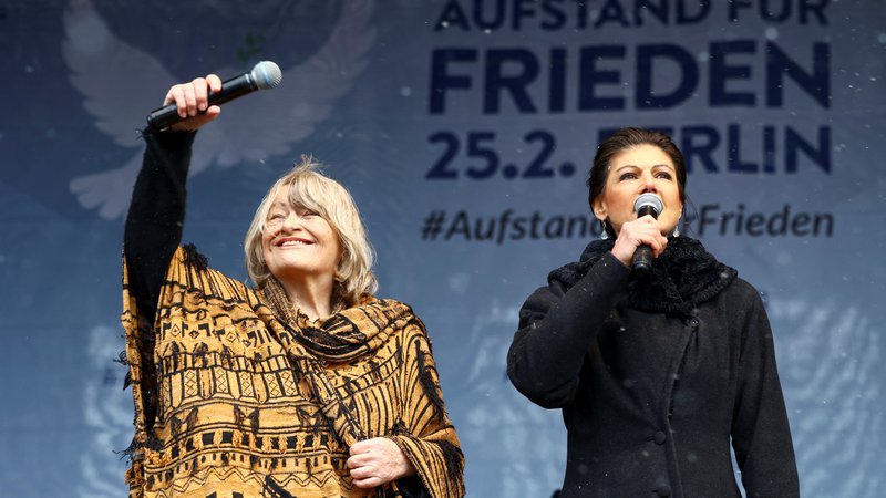 Fotografija: Zagovornica pravic žensk Alice Schwarzer (levo) in poslanka Levice Sahra Wagenknecht na demonstracijah za mir v Ukrajini v Berlinu FOTO: Christian Mang/REUTERS
