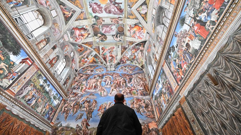 Fotografija: Sikstinska kapela v Vatikanu že dolgo velja za najpomembnejši slikarski dosežek Michelangela, zapriseženega sicer kiparstvu.
Foto Andreas Solaro/AFP
