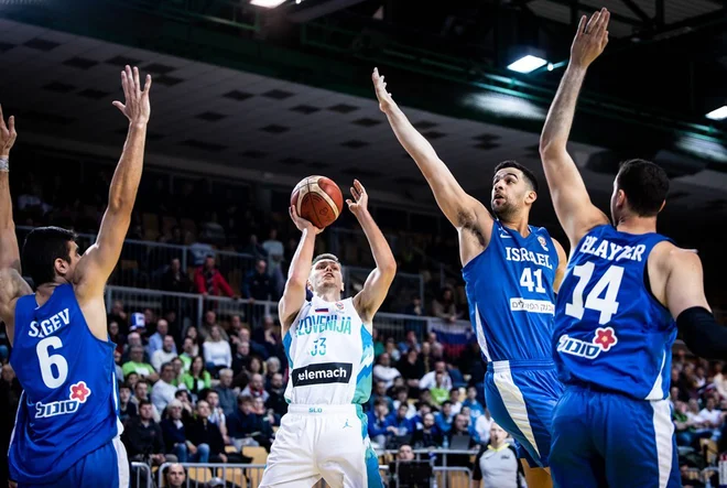 Gregor Glas (z žogo) je bil prvi strelec dvoboja v Kopru. FOTO: FIBA
