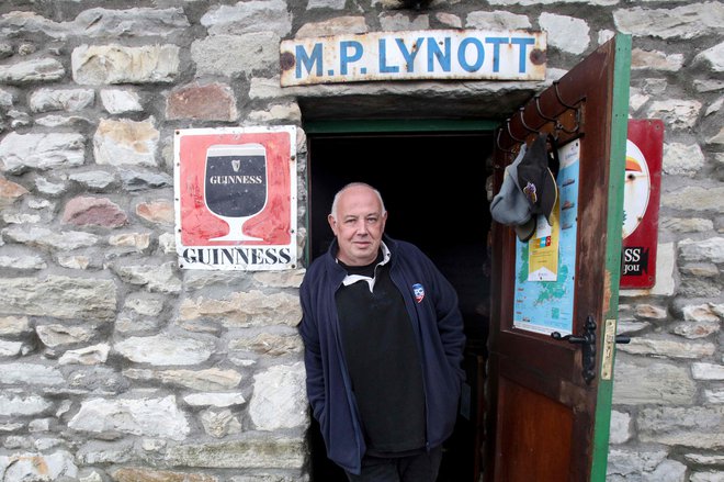 Pub Lynott lastnika Micka Lyncha je bil menda vzorec za pub, ki so ga zgradili za snemanje filma. FOTO: Paul Faith/AFP
