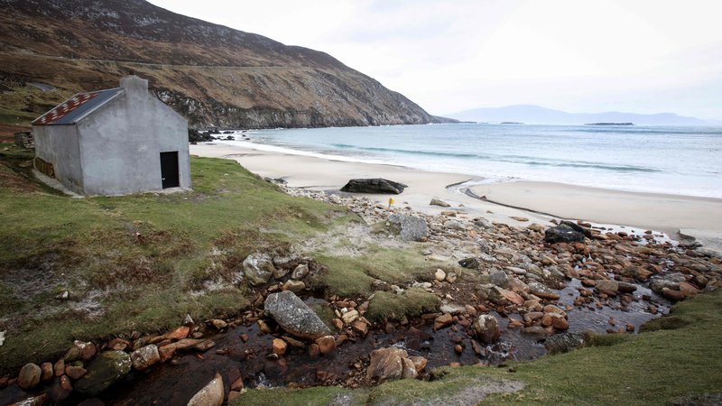 Fotografija: Plaža Keem na otoku Achill, ki je zaslovel s filmom Duše otoka. FOTO: Paul Faith/AFP
