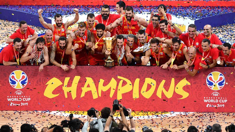 Fotografija: Španska reprezentanca proslavlja po naslovu, ki ga je kot zadnja osvojila v Pekingu leta 2019. FOTO: Hector Retamal/AFP
