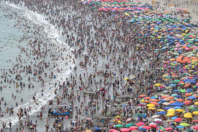 Pogled na plažo Agua Dulce v Limi. Foto: Ernesto Benavides/Afp
