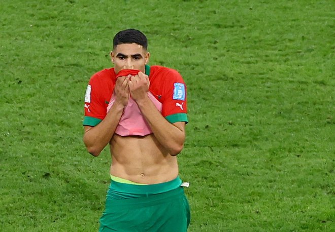 Hakimi se je z Marokom uvrstil v polfinale SP v Katarju. FOTO: Bernadett Szabo/Reuters
