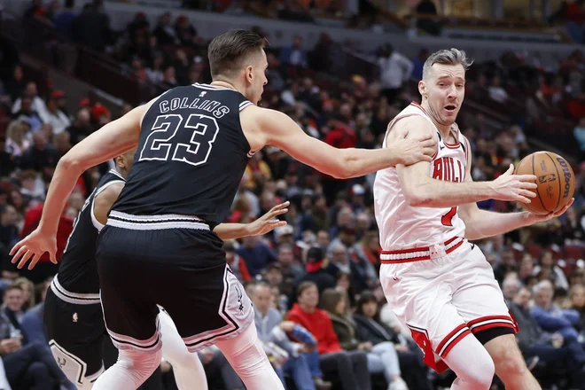 Feb 6, 2023; Chicago, Illinois, USA; Chicago Bulls guard Goran Dragic (7) drives to the basket against San Antonio Spurs forward Zach Collins (23) during the first half at United Center. Mandatory Credit: Kamil Krzaczynski-USA TODAY Sports Foto Kamil Krzaczynski Usa Today Sports
