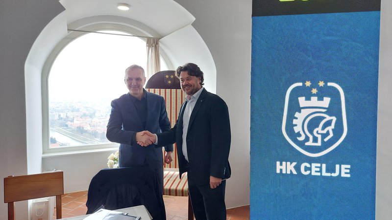 Fotografija: Vid Valenčak, predsednik celjskega hokejskega kluba, je sklenil pogodbo s Hansom Waschnigom, direktorjem družbe RST, poslej glavnega pokrovitelja. FOTO: Siniša Uroševič/Delo
