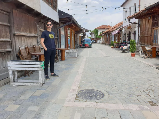 Po dolgotrajnem terenskem delu zaradi iskanja po arhivih slovenskih mest ter intervjuvanja albanskih obrtnikov v Sloveniji, Makedoniji in na Slovaškem se je Mladen Zobec ustalil na Dunaju. FOTO: Osebni arhiv
