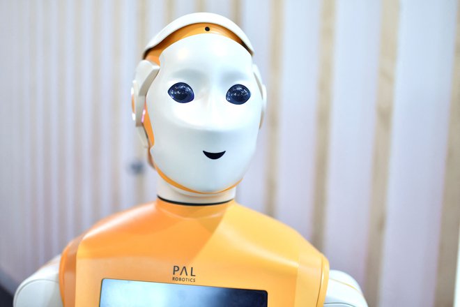 Robot, zasnovan za oskrbo starejših ljudi, ki ga proizvaja Eurecat (Tehnološki center Katalonije). FOTO: Pau Barrena/AFP
