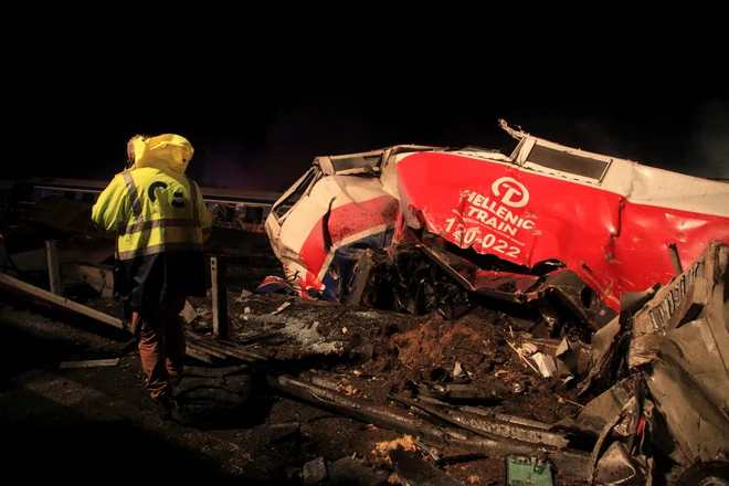 Nadaljujejo se prizadevanja za rešitev tistih, ki ostajajo ujeti. FOTO: Reuters
