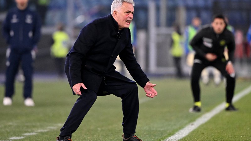Fotografija: Jose Mourinho je izgubil živce. FOTO: Alberto Lingria/Reuters

