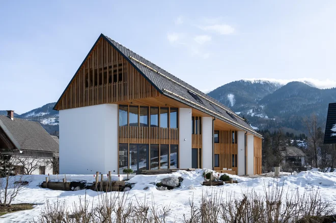 Spodnji del strukture so zamaknili v smeri pogledov na Triglav na eni strani ter na potok Rako s Črno prstjo v ozadju na drugi, južni strani. FOTO: Miran Kambič
