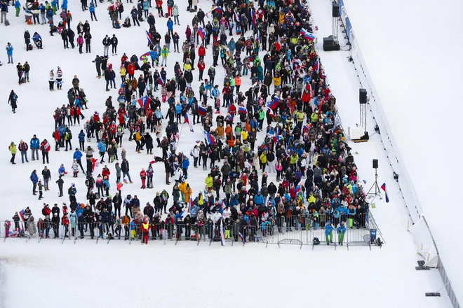 Gledalci med posamično preizkušnjo na srednji skakalnici v Planici, 25. februar 2023. Foto Matej Družnik