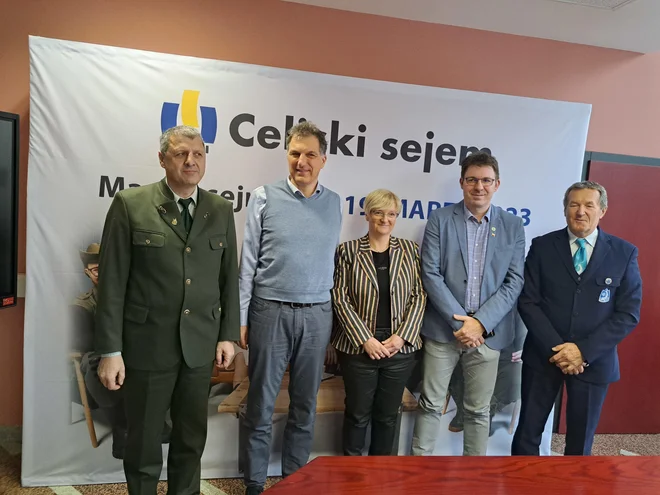 Pomladni sejemski peterček so predstavili (z leve) predsednik Lovske zveze Slovenije Lado Bradač, izvršni direktor družbe Celjski sejem Robert Otorepec, vodja projekta marčnih sejmov Irena Škorja, predsednik Čebelarske zveze Slovenije Boštjan Noč in predsednik Ribiške zveze Slovenije Miroslav Žaberl. FOTO: Špela Kuralt/Delo
