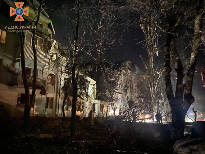 Ruski nočni napad na večstanovanjsko stavbo v Zaporožju je terjal več smrtnih žrtev in ranjenih. FOTO: AFP
