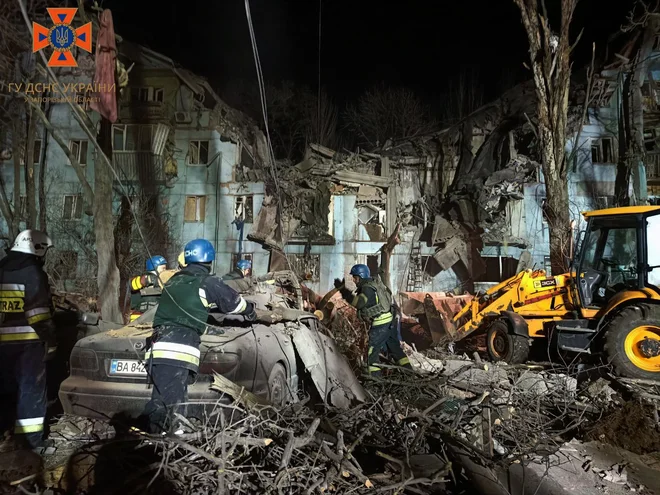 Ruski nočni napad na večstanovanjsko stavbo v Zaporožju je uničil številna stanovanja. FOTO: AFP
