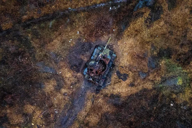 Morda je še največji razkol v tem, kako državljani vidijo stanje v svetu in prihodnjo svetovno ureditev. FOTO: Ihor Tkachov/AFP
