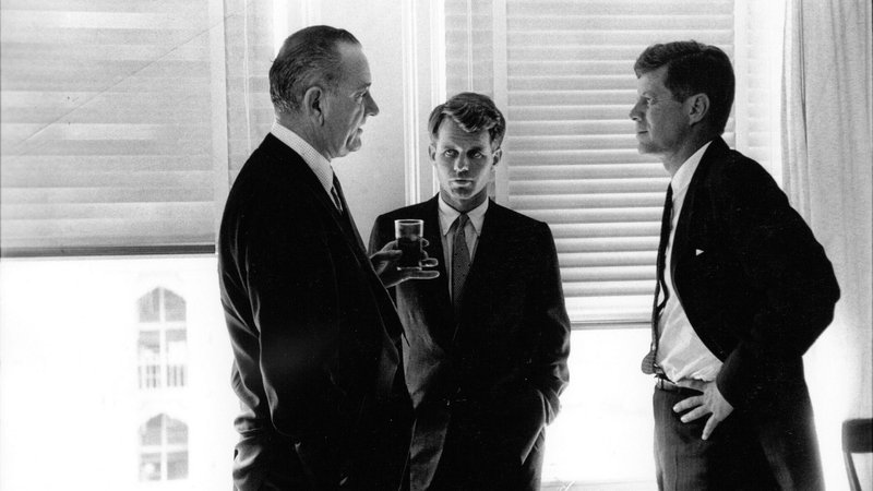 Fotografija: John F. Kennedy, njegov brat Robert F. Kennedy in Lyndon B. Johnson leta 1960 med konvencijo demokratov v Los Angelesu. FOTO: Ho Reuters

